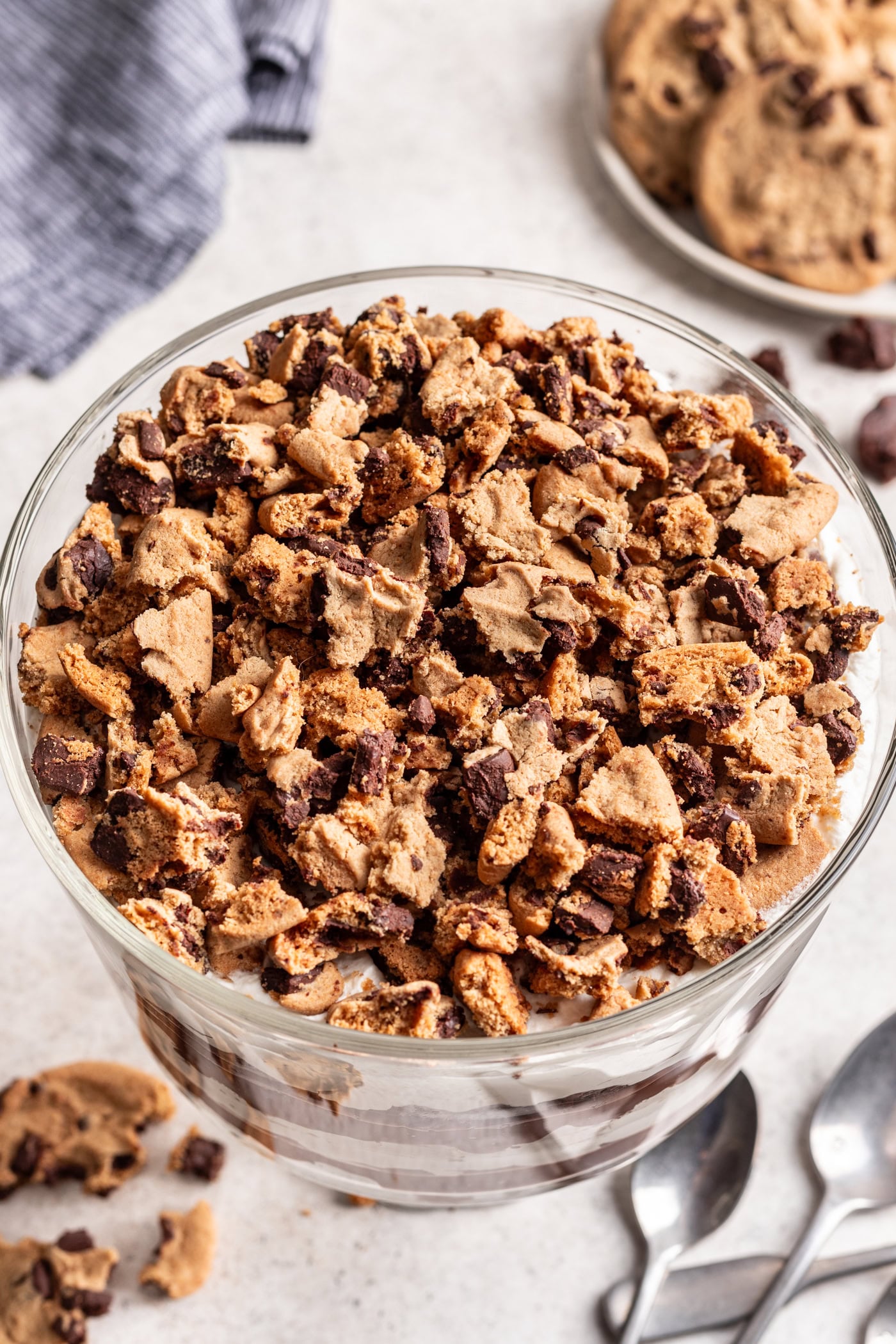 the top of a cookie brownie trifle with crumbled cookies
